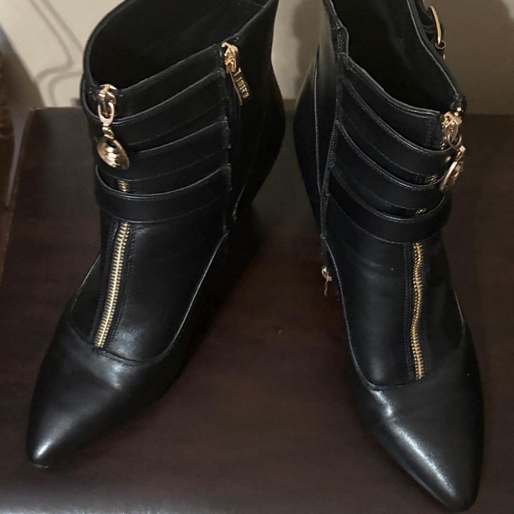 IDIFU Black Heeled Boots with Gold Zippers